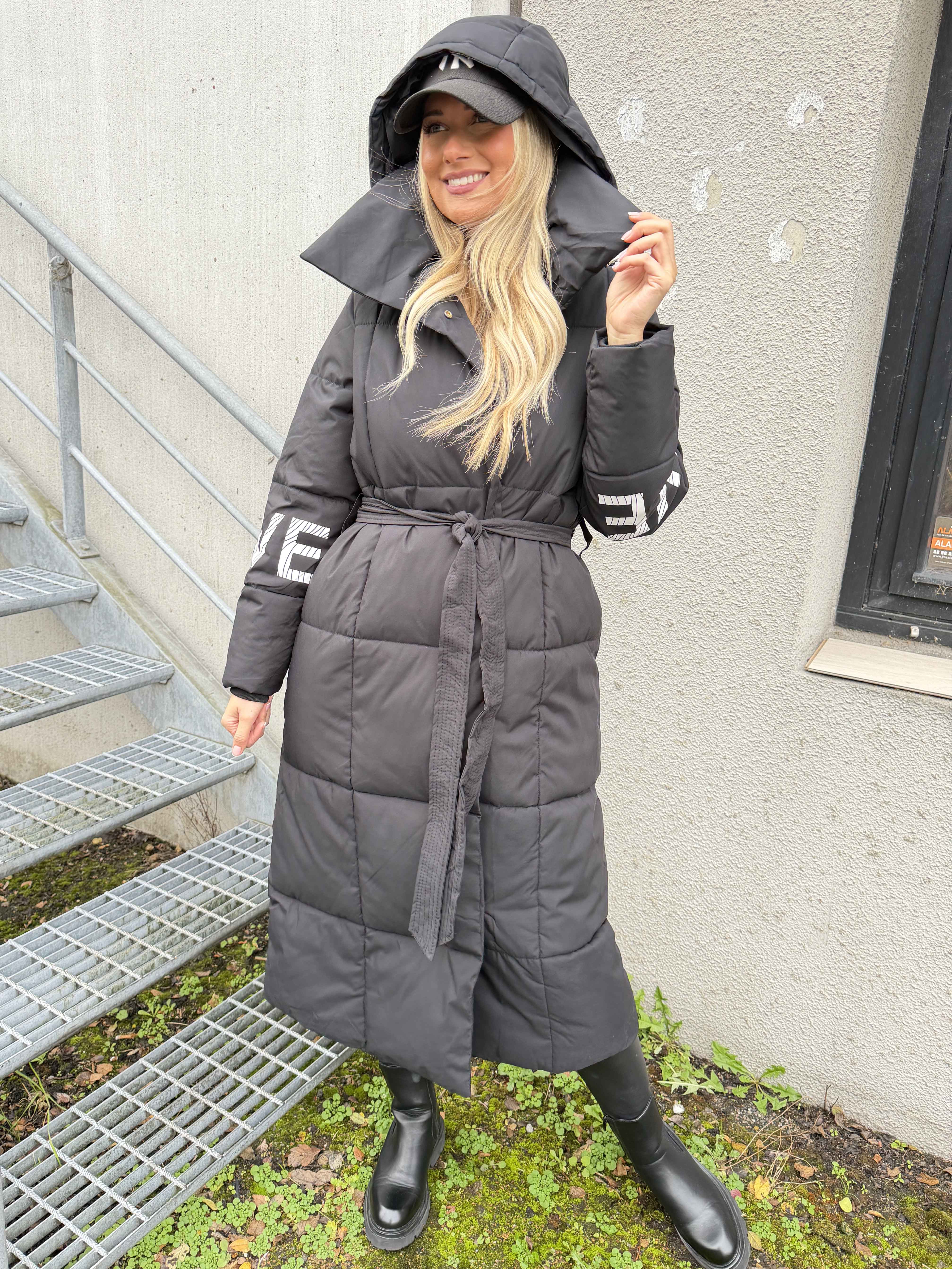 Snowie – Lång dunjacka med en LOVE-detalj på ärmen och en varm krage.